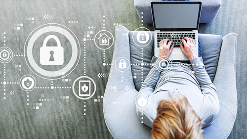 ragazza che utilizza pc portatile